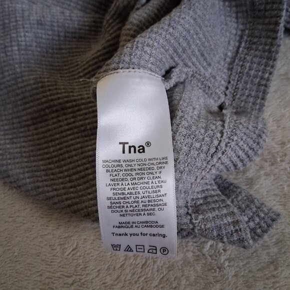 Aritzia TNA Women's Size S Gray Waffle Scoopneck Notch Longsleeve Cropped Shirt - Picture 6 of 12